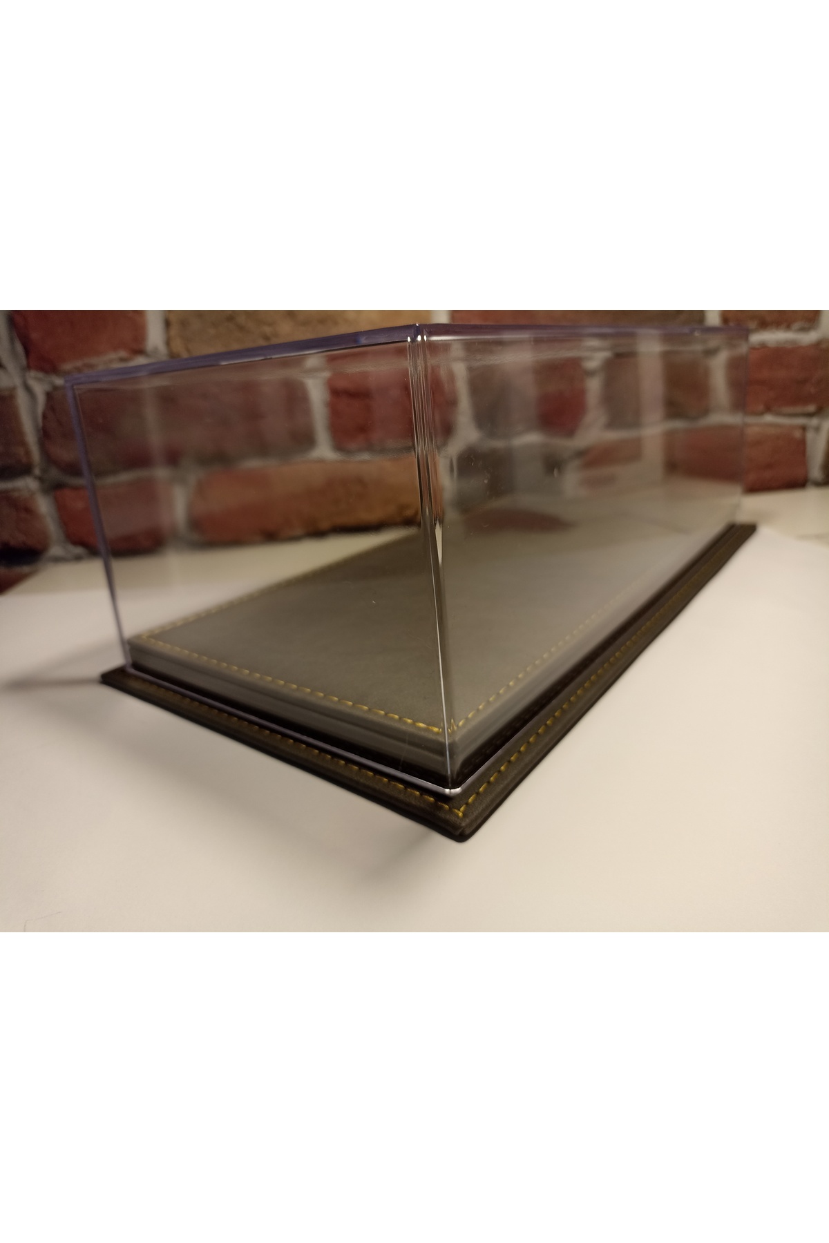مدل خودرو جعبه صفحه نمایش PLEXI: با پایه چرمی برای وسایل نقلیه 1 18 اورجینال diamond hobby