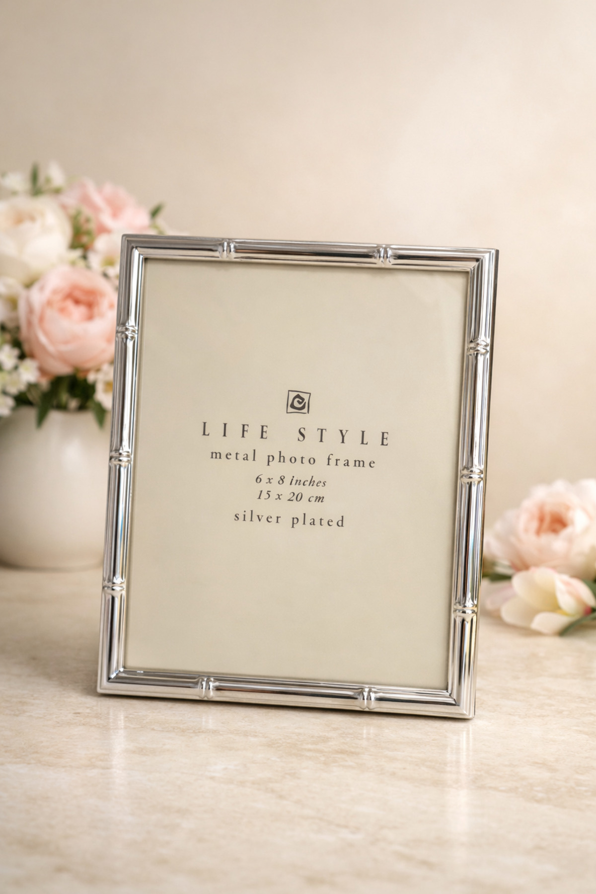 فیگور قاب عکس فلزی 6X8 اینچی با روکش نقره ای زیبا و درخشان سری 1 قطعه LIFE ART ELEGANCE esdekor
