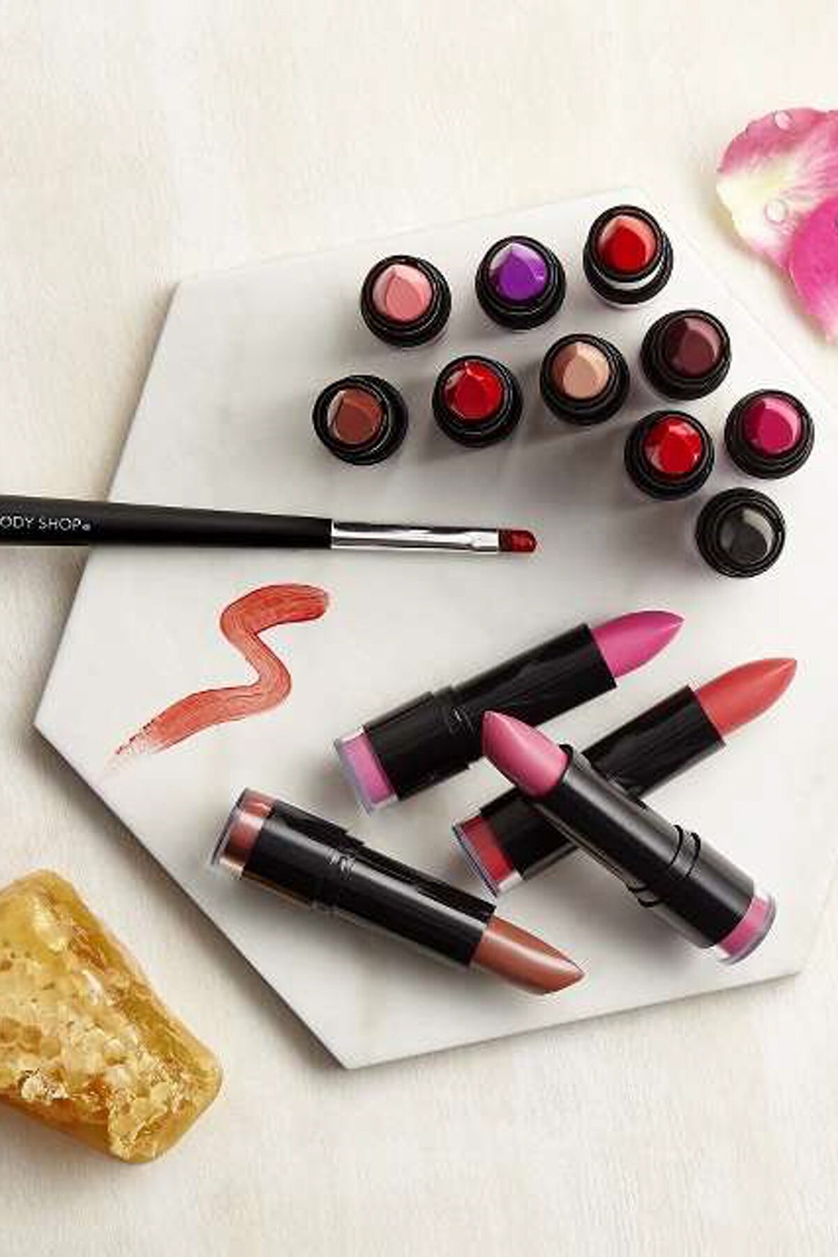 رژ لب مدل Color Crush رنگ قرمز رز شماره 404 بادی شاپ The body shop